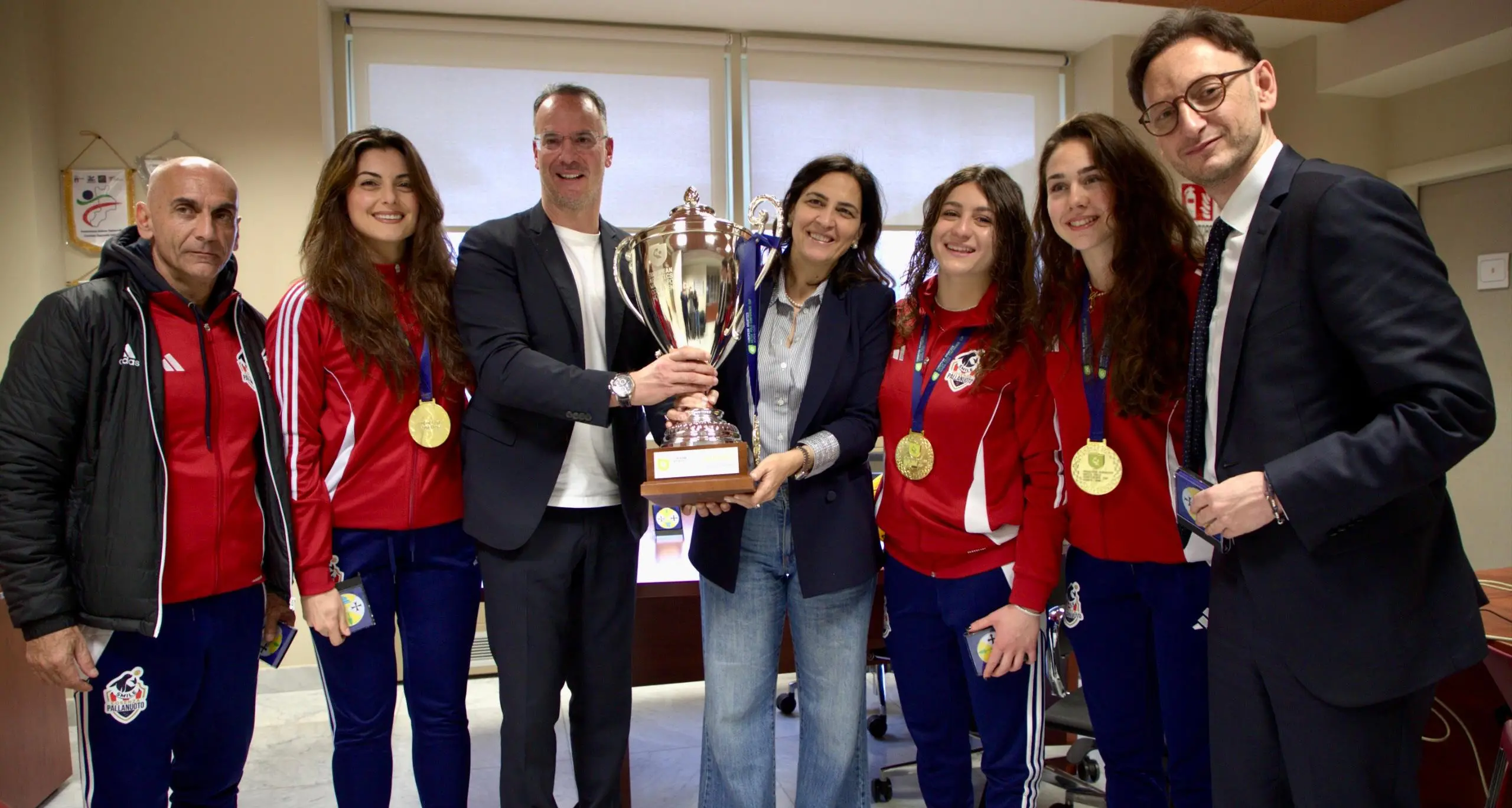 Pallanuoto, la Smile Cosenza accolta alla Regione: l’assessore Micheli riceve le campionesse europee\n