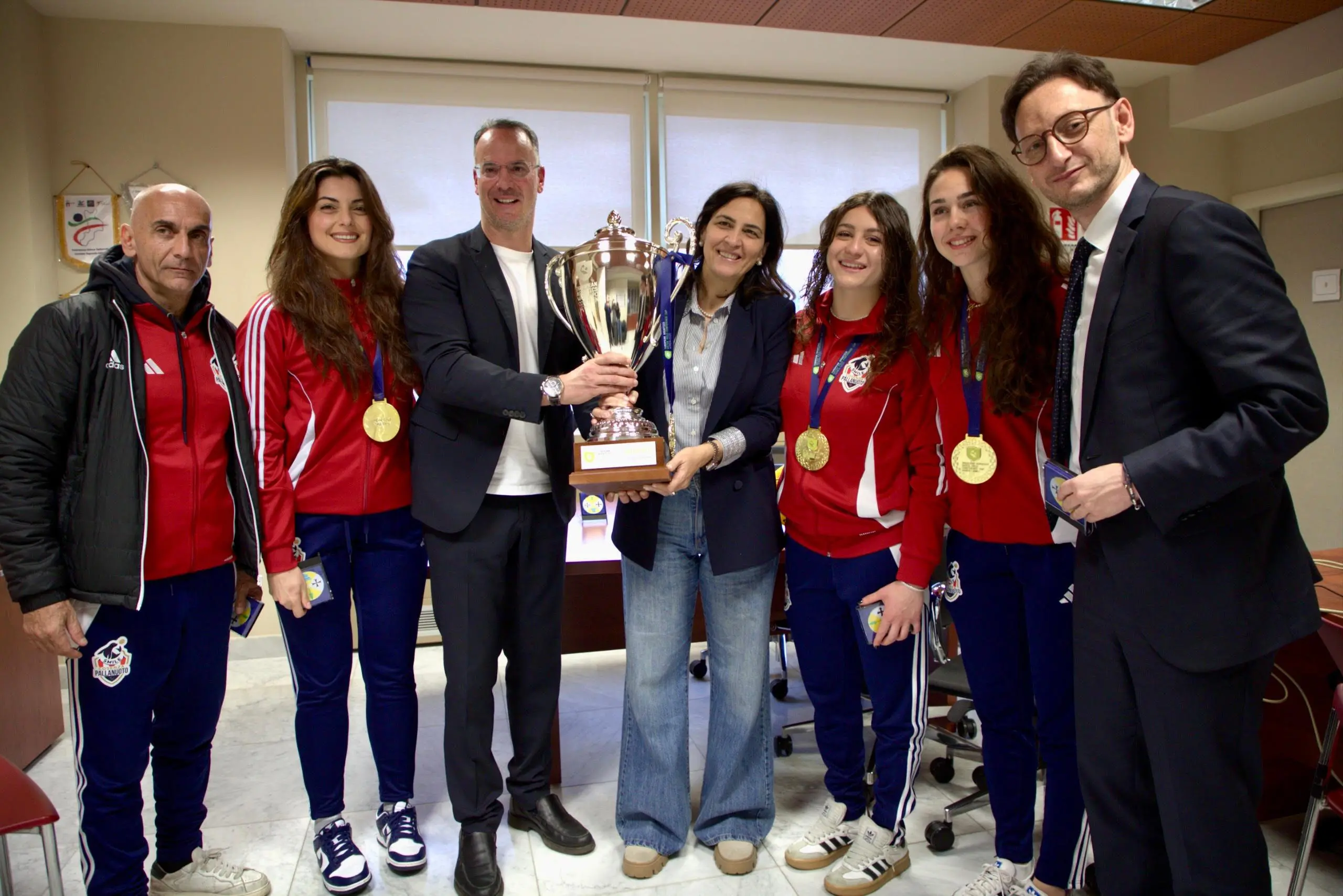 Pallanuoto, la Smile Cosenza accolta alla Regione: l’assessore Micheli riceve le campionesse europee\n