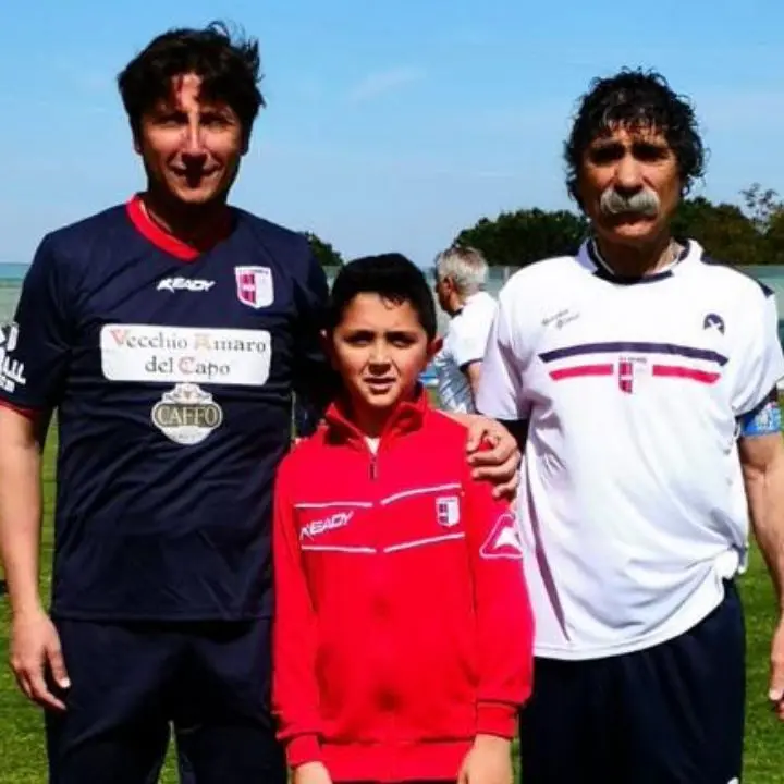 Tre generazioni in rossoblù, il tecnico della Vibonese Under15 Cosentino: «Nato con questi colori addosso. Credo nei giovani ma servono più strutture»\n