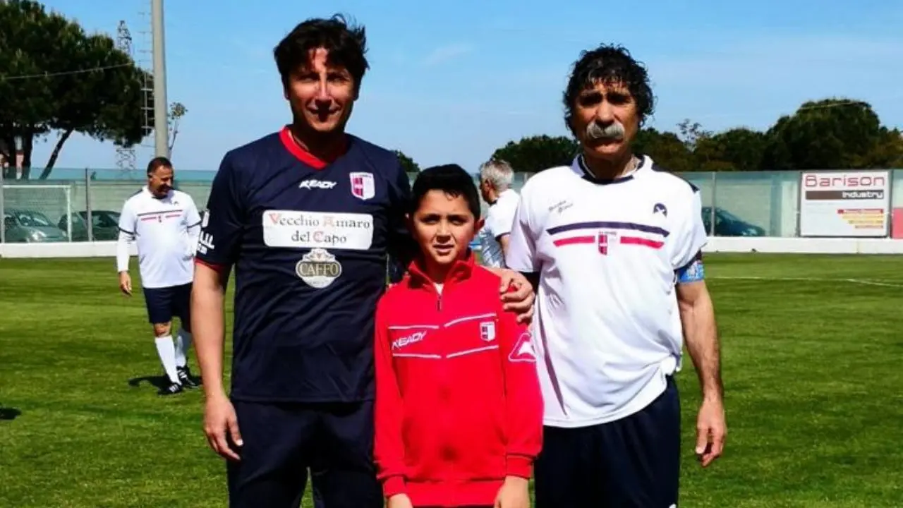 Tre generazioni in rossoblù, il tecnico della Vibonese Under15 Cosentino: «Nato con questi colori addosso. Credo nei giovani ma servono più strutture»\n