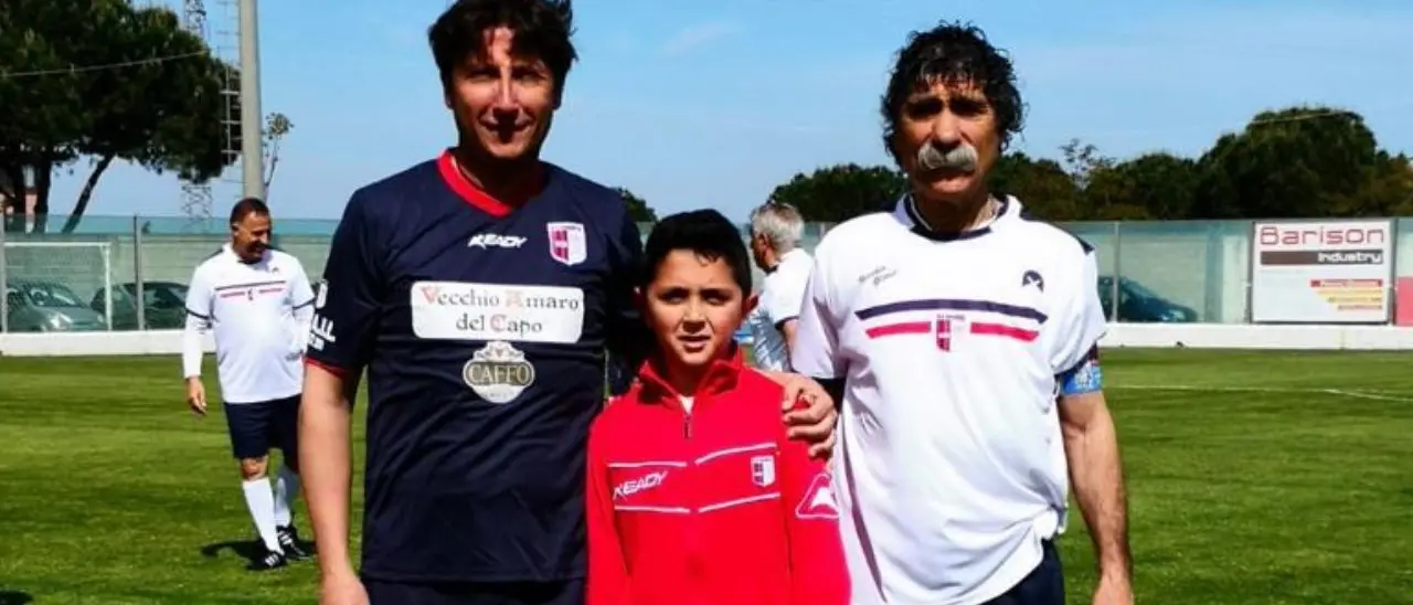 Tre generazioni in rossoblù, il tecnico della Vibonese Under15 Cosentino: «Nato con questi colori addosso. Credo nei giovani ma servono più strutture»\n