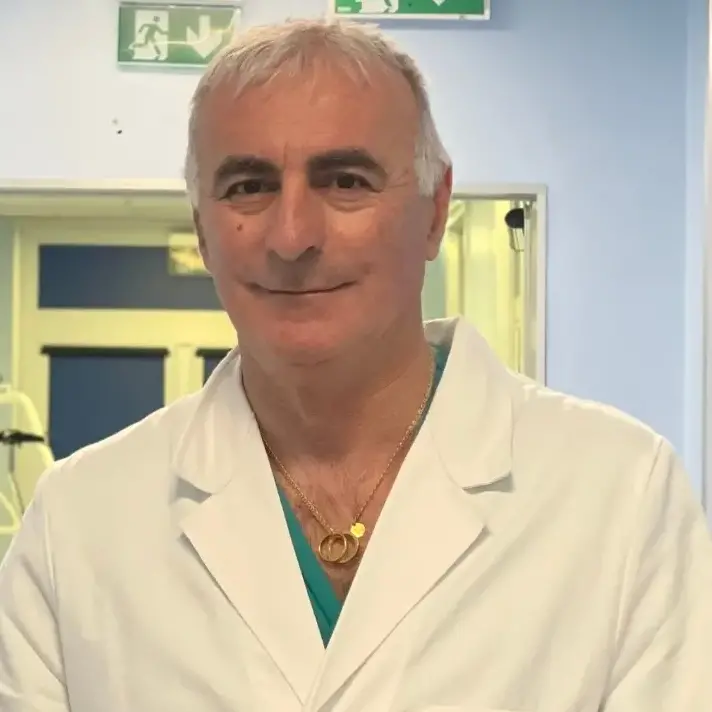 <p>Paola, il primario Candela <span style=\"color:hsl(0, 75%, 60%);\">colpito da un infarto </span>mentre è in corsia. È in terapia intensiva a Cosenza</p>