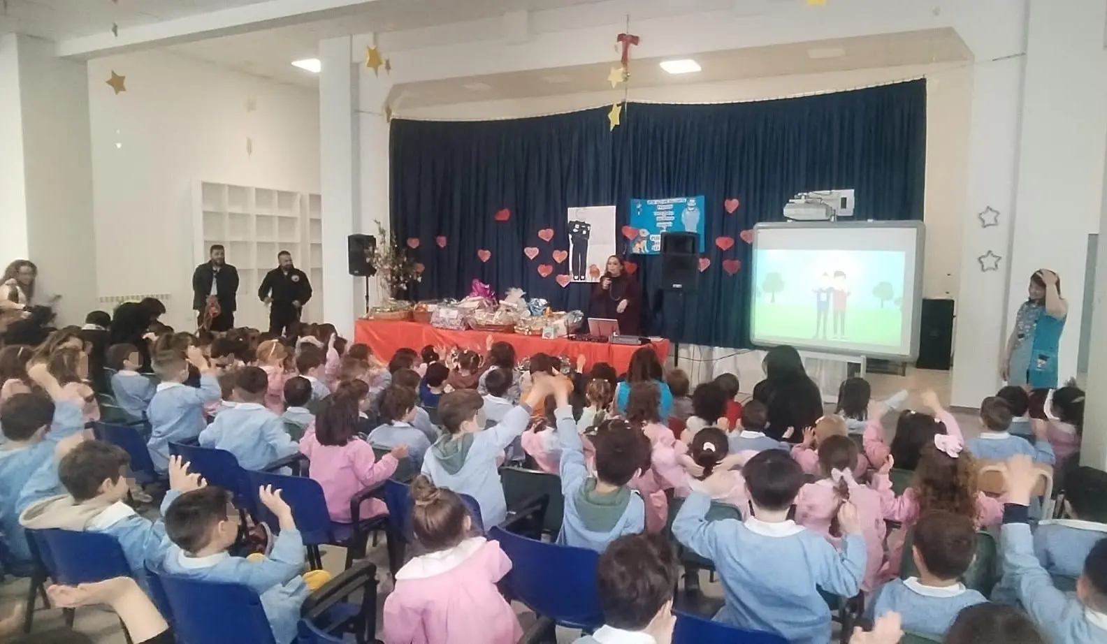 Un Ponte di Solidarietà: al Plesso Verghiello dell'IC Casalinuovo di Catanzaro, \"la Festa dei Doni\" con Giancarlo, Giuseppe, Mae, Lily e Butcher dell' UCSN Calabria\n