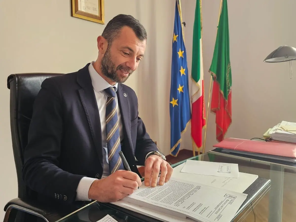 Corruzione e appalti pilotati a Crotone, si dimette il consigliere comunale Manica: decade anche dalla Provincia