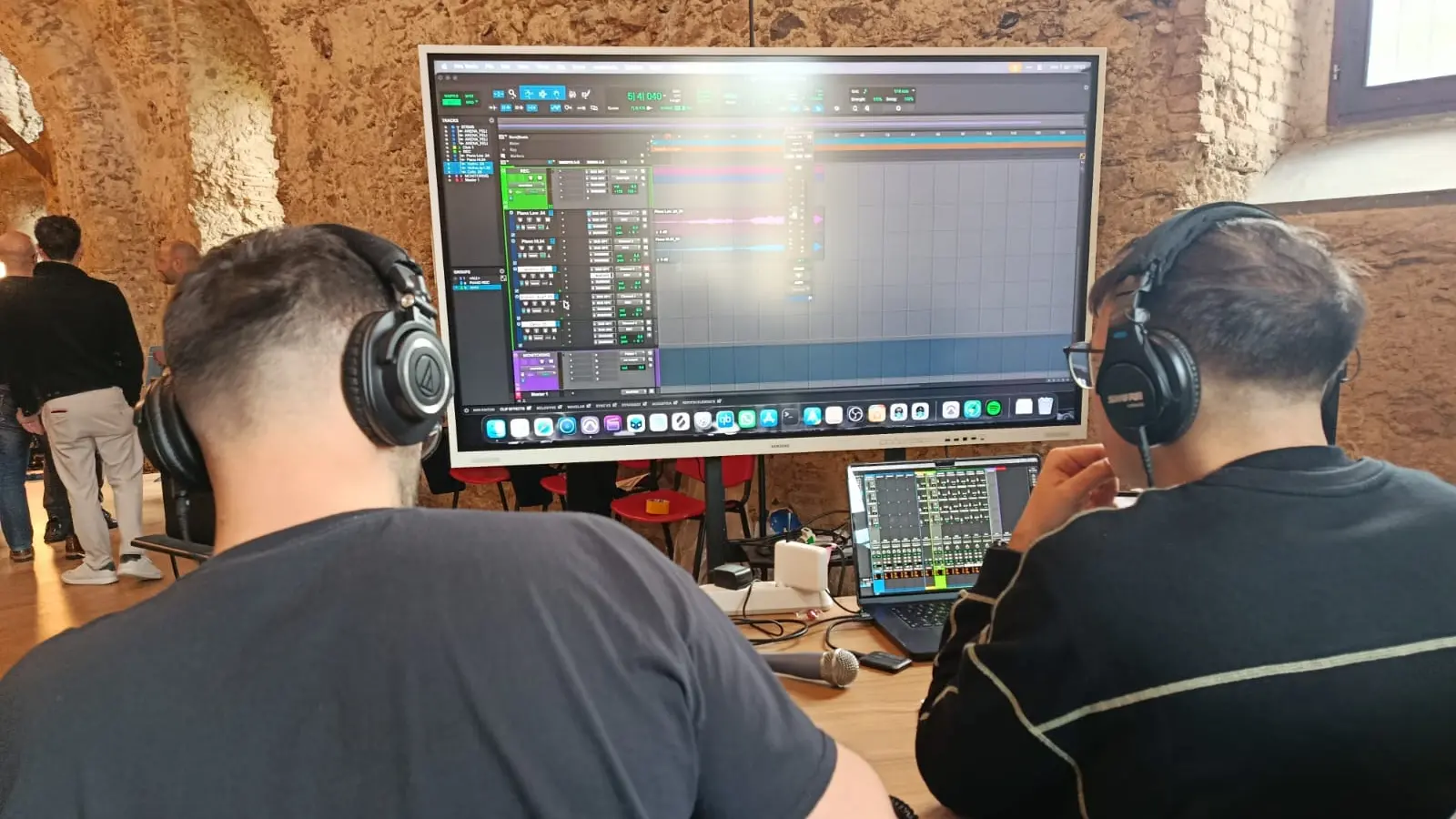 Due studenti del Conservatorio di Vibo alle prese con la messa a punto dell\\'innovativo jukebox