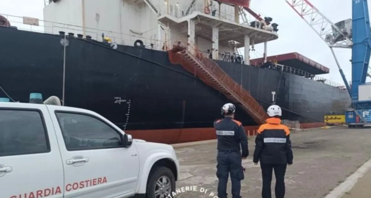 Nave straniera fermata a Corigliano: controlli severi su sicurezza a bordo\n
