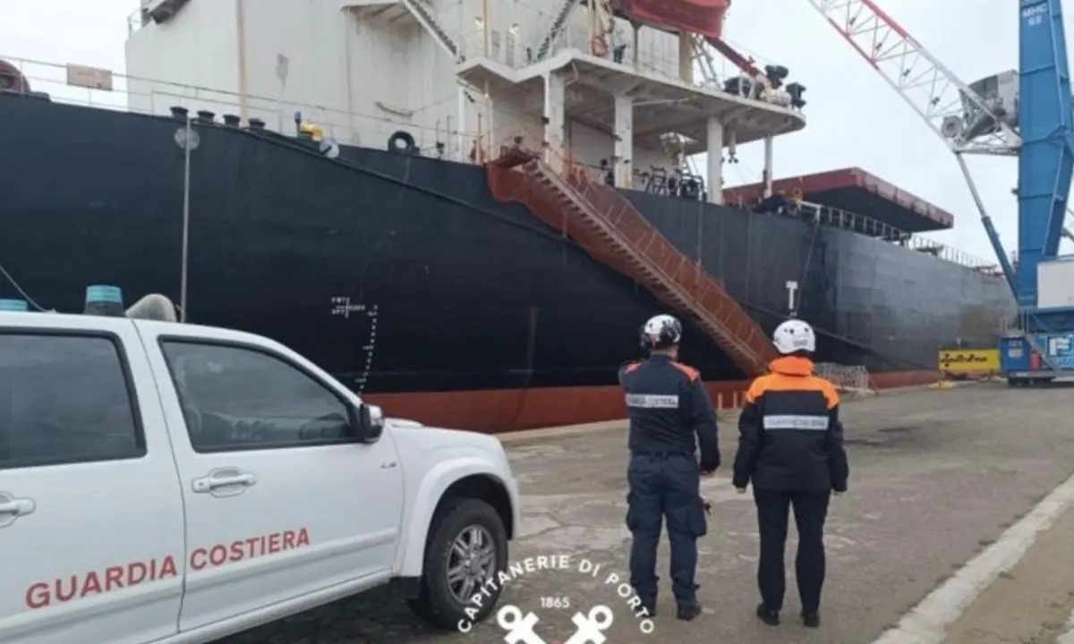 Nave straniera fermata a Corigliano: controlli severi su sicurezza a bordo\n