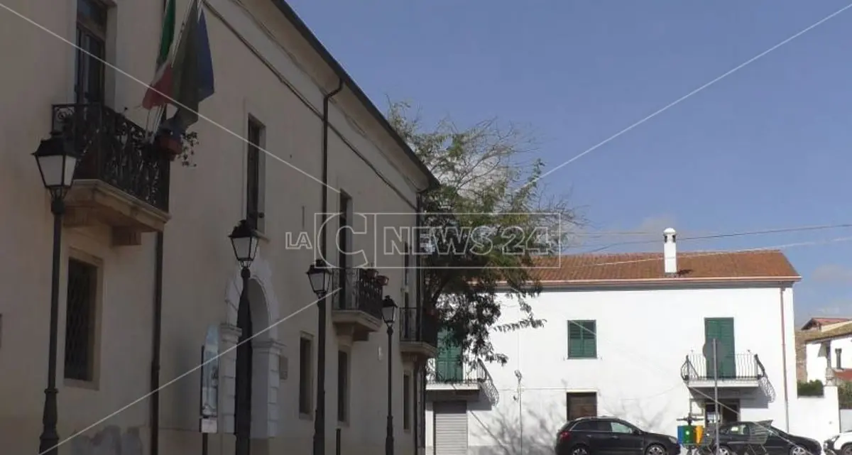 Corruzione e appalti pilotati nel Crotonese,\u00A0si dimette funzionario del\u00A0Comune di Isola Capo Rizzuto\n