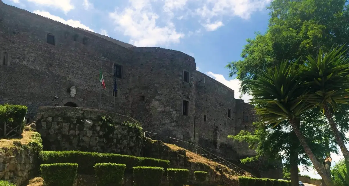 <p><span style=\"color:hsl(0, 75%, 60%);\">Museo di Vibo</span> aperto solo sabato e domenica per mancanza di personale, M5s: «Contratti rinnovati»</p>