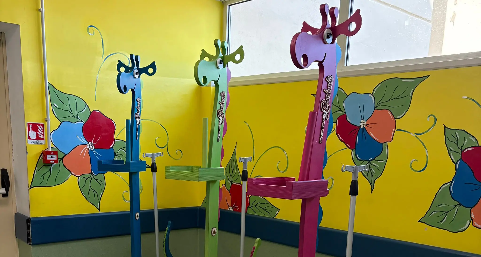 Un sorriso che cura, al GOM di Reggio Calabria le giraffe portaflebo trasformano la degenza pediatrica in un’esperienza più umana e accogliente\n