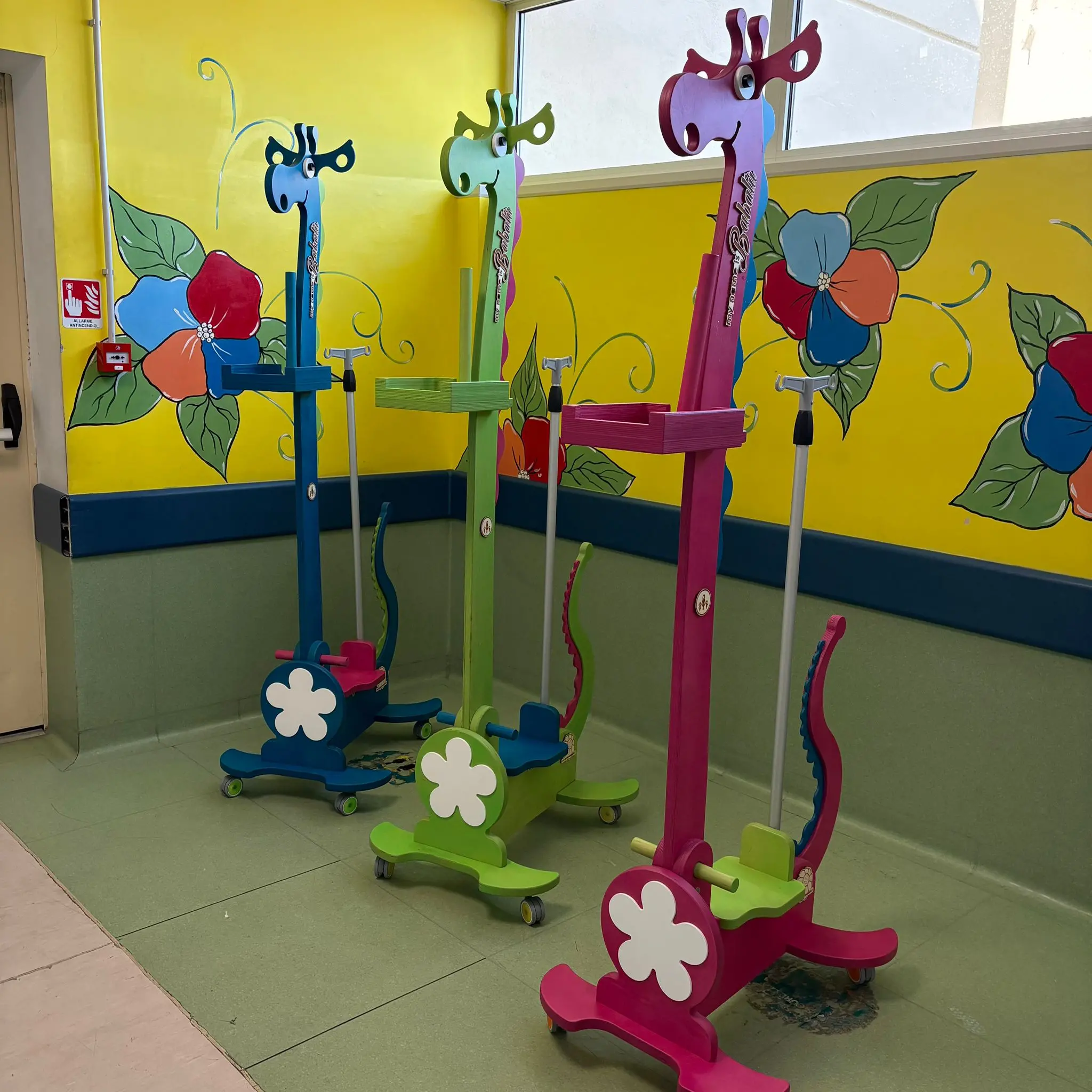 Un sorriso che cura, al GOM di Reggio Calabria le giraffe portaflebo trasformano la degenza pediatrica in un’esperienza più umana e accogliente\n