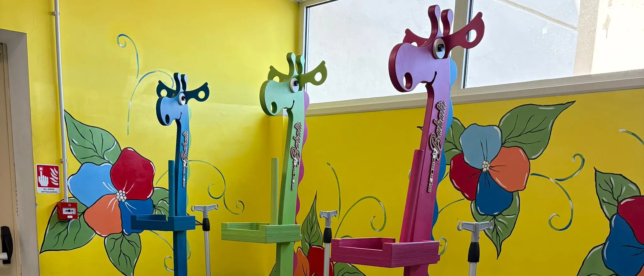 Un sorriso che cura, al GOM di Reggio Calabria le giraffe portaflebo trasformano la degenza pediatrica in un’esperienza più umana e accogliente\n