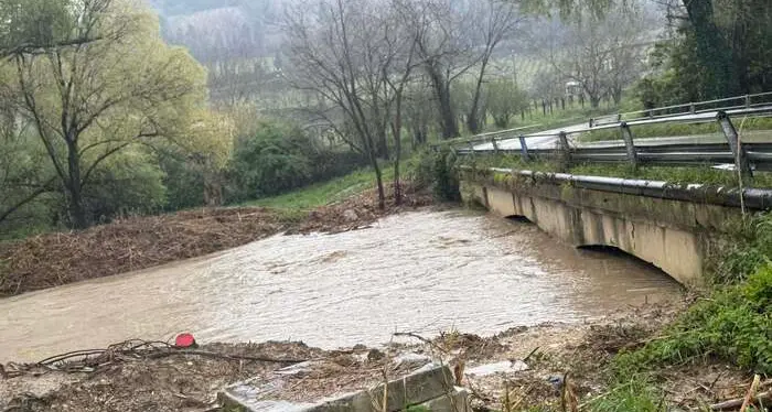 Il ciclone flagella il Centrosud:\u00A0fiumi esondati, famiglie evacuate e strade chiuse. Altre 48 ore di maltempo\n