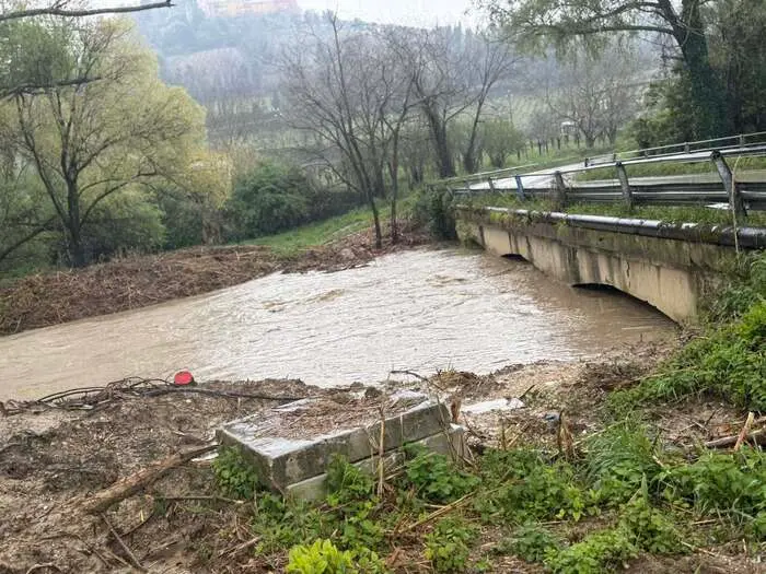 Il ciclone flagella il Centrosud:\u00A0fiumi esondati, famiglie evacuate e strade chiuse. Altre 48 ore di maltempo\n