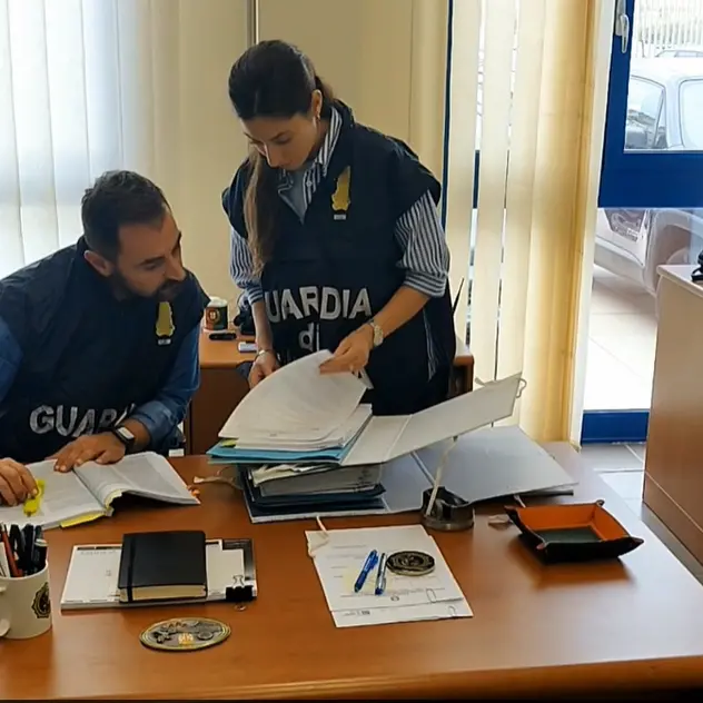<p>False residenze, assunzioni fittizie e finti matrimoni per favorire l’immigrazione illegale: 61 indagati a Lamezia - <span style=\"color:hsl(0,75%,60%);\">NOMI</span></p>