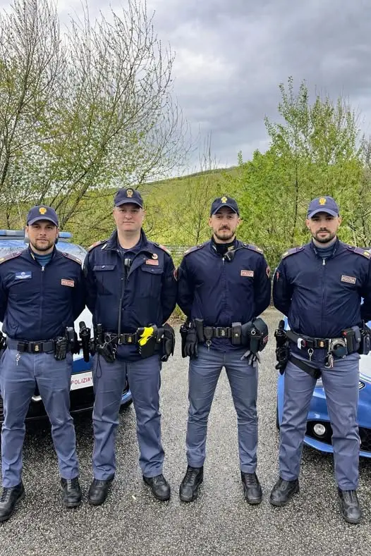 Bimba in crisi respiratoria bloccata dal traffico: staffetta PS per salvarla