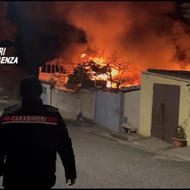 Frascineto, incendia il magazzino del rivale indossando la maschera del film “V per Vendetta”: arrestato