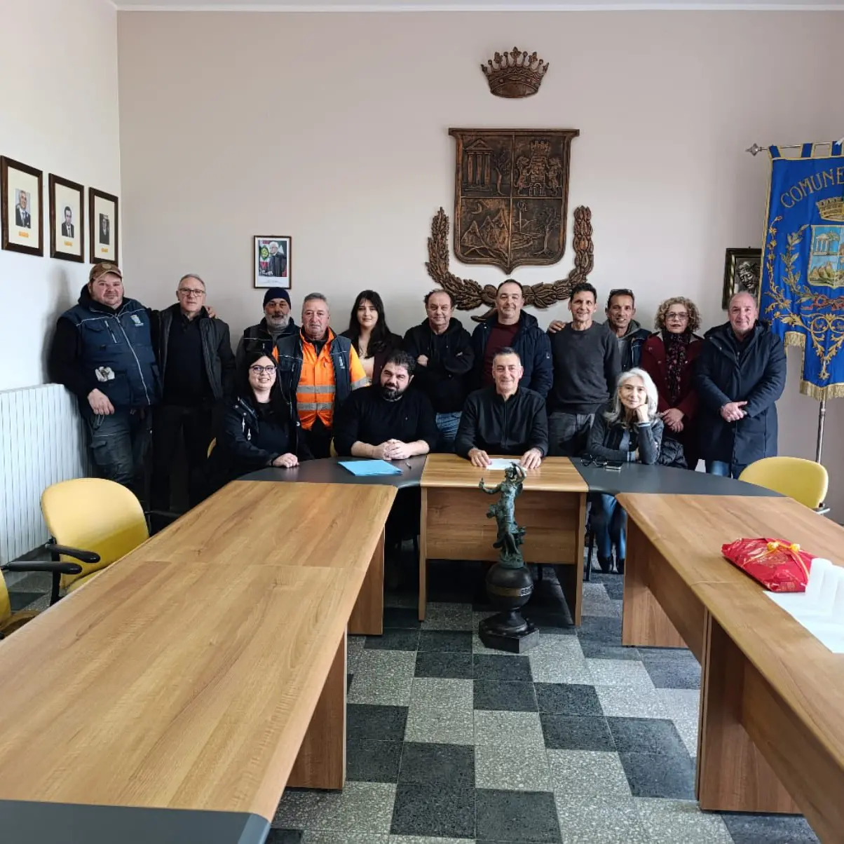 Polia, il Comune assume sette tirocinanti d’inclusione sociale in servizio da 15 anni: «Oggi vince il lavoro»\n