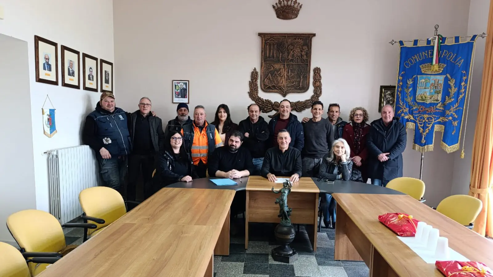 <p>Il sindaco e la Giunta con i lavoratori stabilizzati</p>\\n