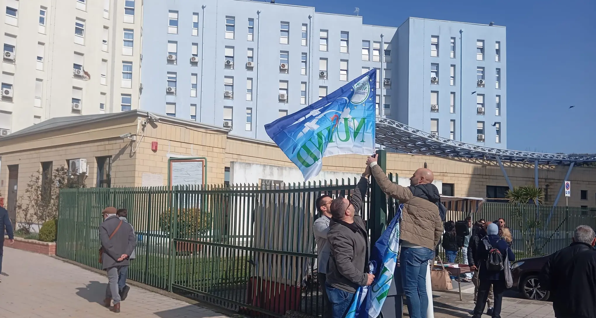 <p>Ospedale di Crotone, finalmente <span style=\"color:hsl(0, 75%, 60%);\">qualcosa si muove</span>: convocati i primi 23 infermieri per il rinnovo dei contratti</p>