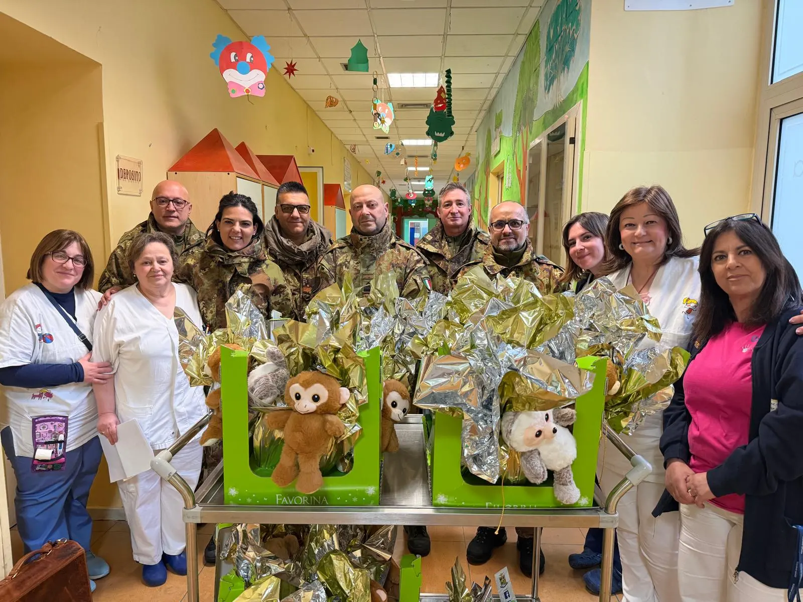 Il distaccamento aeronautico di Montescuro dona uova di Pasqua ai bambini ricoverati all’Annunziata