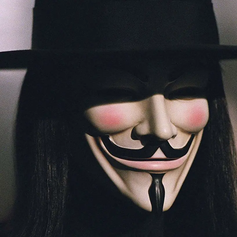 Frascineto, incendia il magazzino del rivale indossando la maschera del film “V per Vendetta”: arrestato