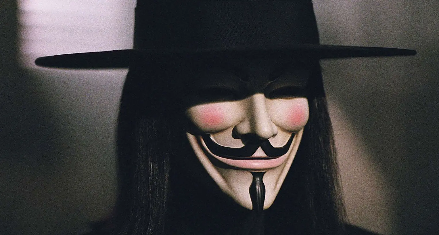 Frascineto, incendia il magazzino del rivale indossando la maschera del film “V per Vendetta”: arrestato