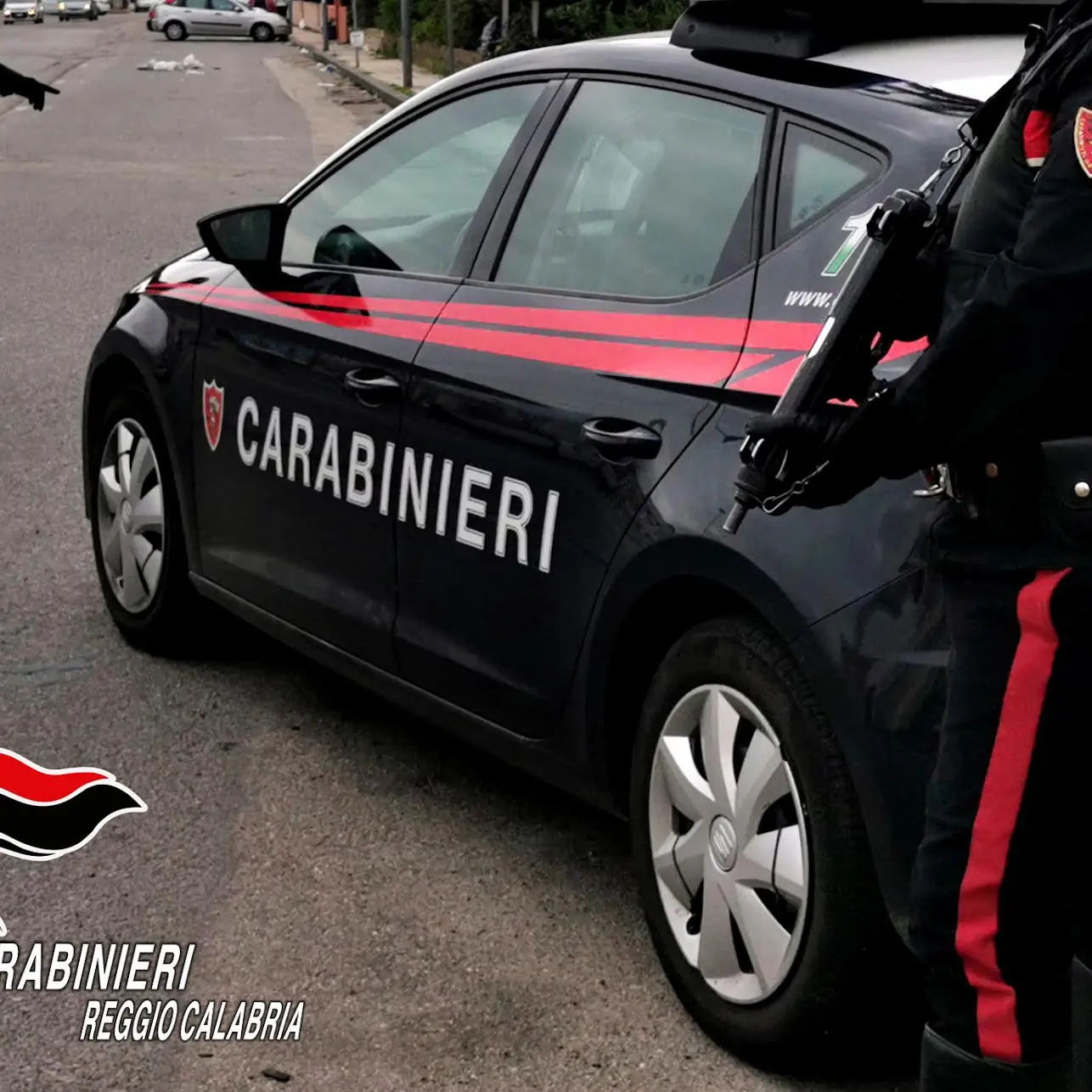 Reggio, lo notato in atteggiamento sospetto in un androne: arrestato un pusher con 100 grammi di hashish\n