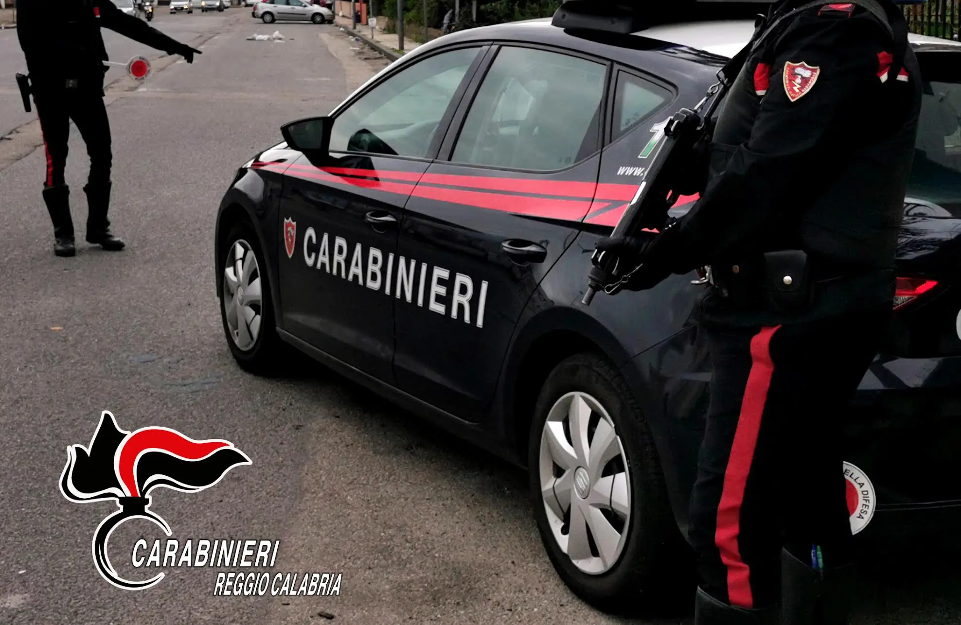 Reggio, lo notato in atteggiamento sospetto in un androne: arrestato un pusher con 100 grammi di hashish\n