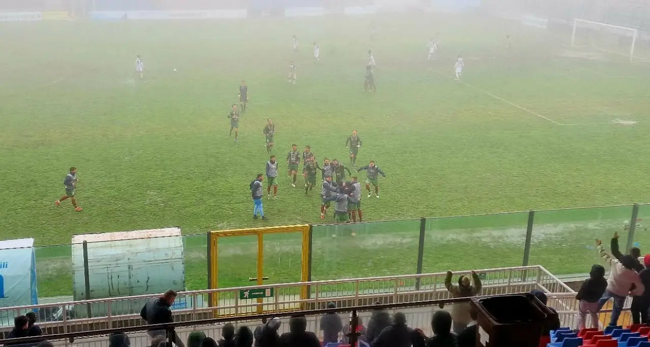 <p>Vibonese, la serie positiva si è già fermata: <span style=\"color:hsl(0, 75%, 60%);\">il match salvezza va alla Sancataldese</span>. I rossoblù chiudono in nove uomini</p>