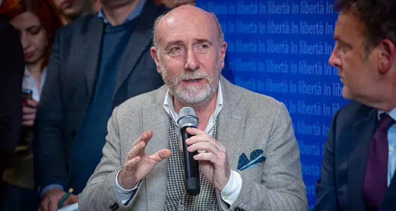 Addio al giornalista Roberto Arditti: è morto in ospedale a Roma dopo essere stato ricoverato per un arresto cardiaco\n