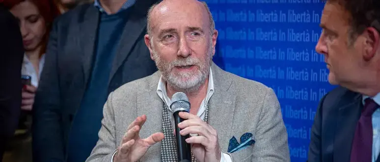 Addio al giornalista Roberto Arditti: è morto in ospedale a Roma dopo essere stato ricoverato per un arresto cardiaco\n