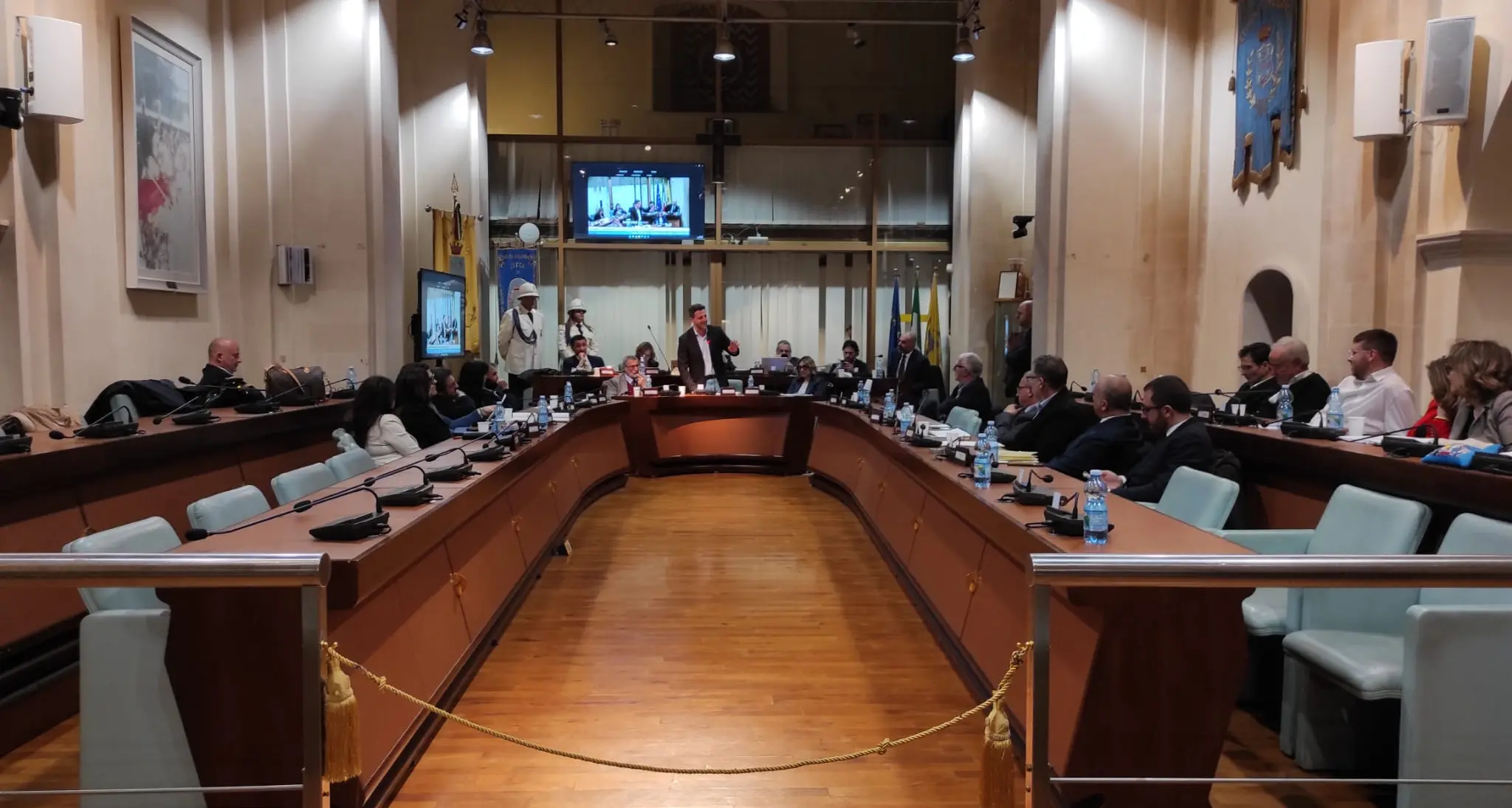 Corigliano-Rossano approva il bilancio 2026-2028 tra risanamento, investimenti e servizi\n