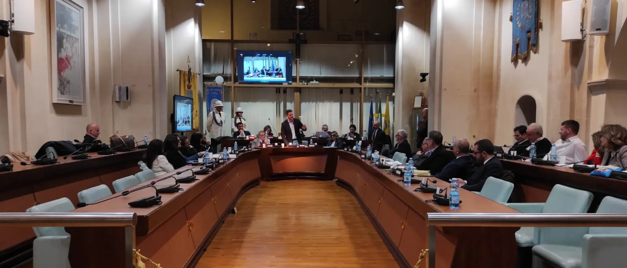 Corigliano-Rossano approva il bilancio 2026-2028 tra risanamento, investimenti e servizi\n