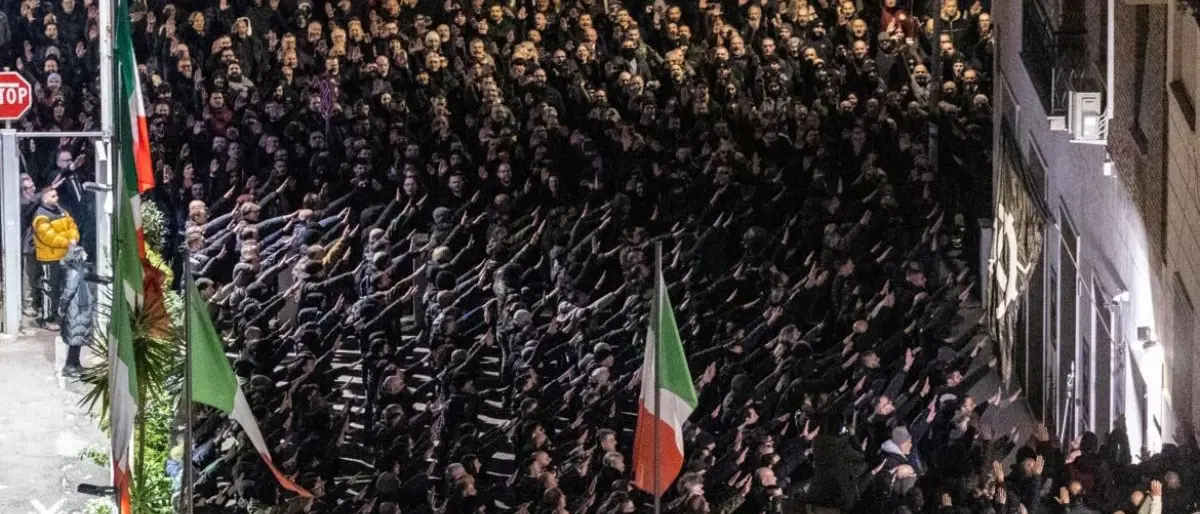 Acca Larentia, depositate le motivazioni: per il gup il saluto romano da solo non basta\n