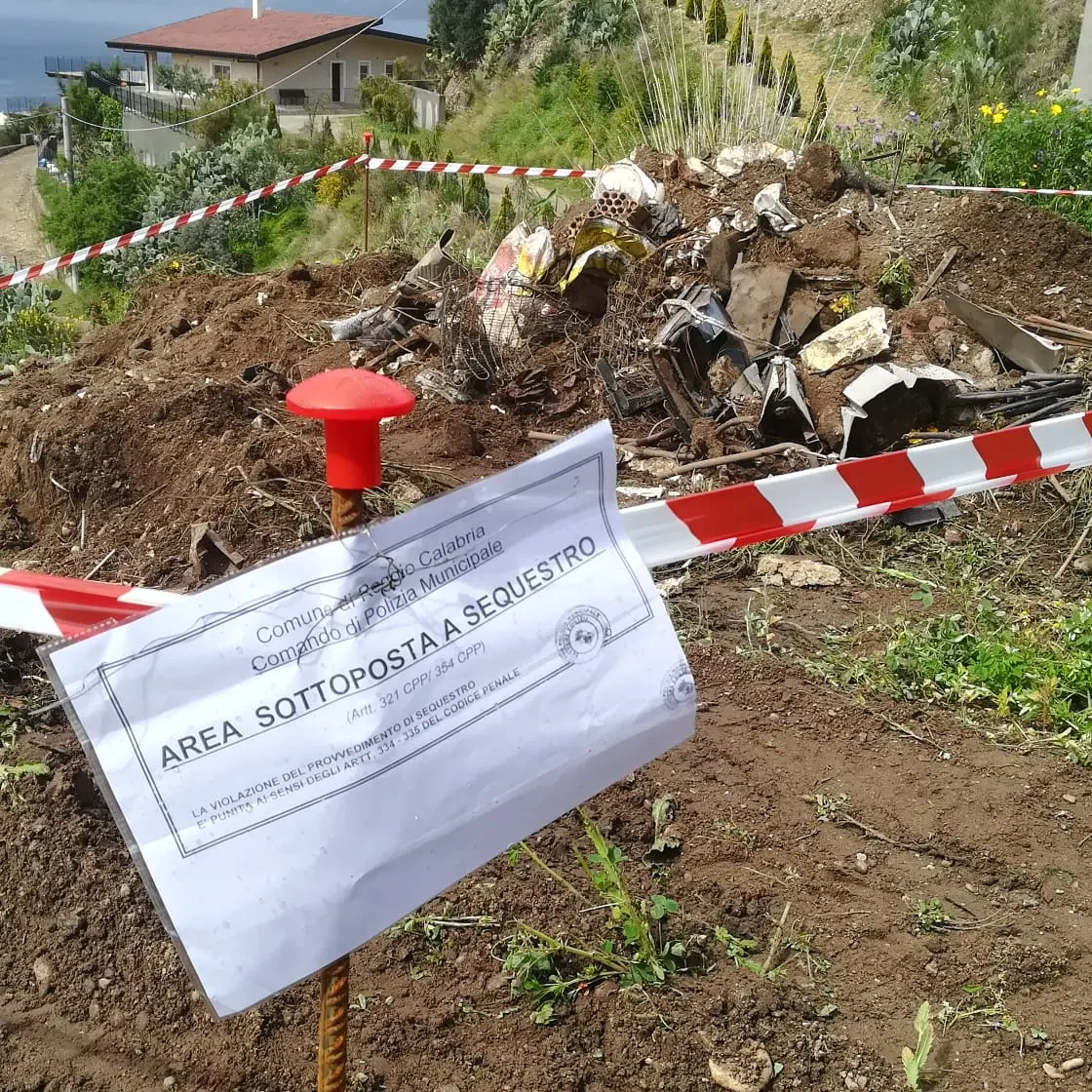 Reggio,\u00A0scoperta e sequestrata discarica abusiva di rifiuti pericolosi interrati: una denuncia\n