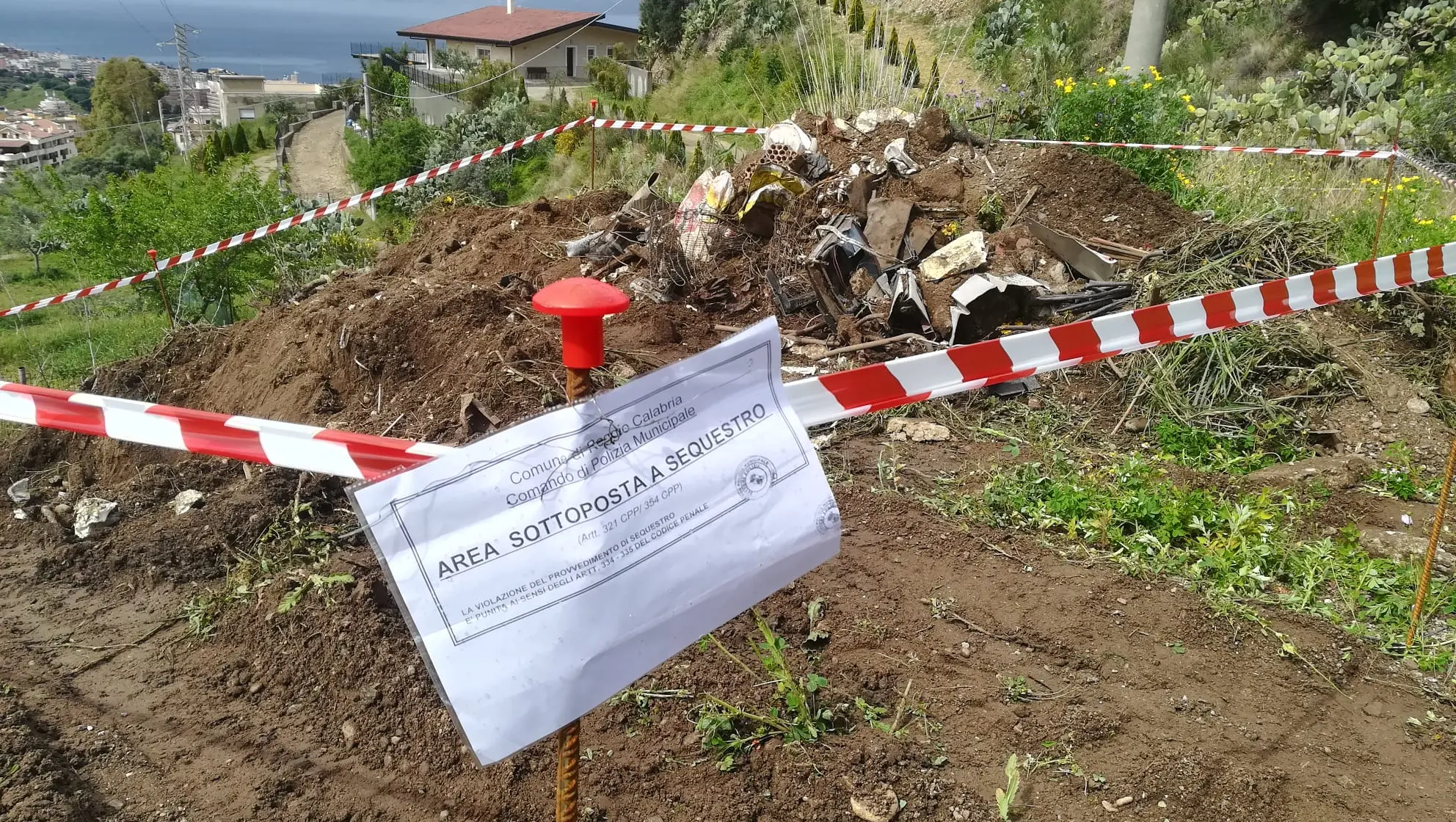 Reggio,\u00A0scoperta e sequestrata discarica abusiva di rifiuti pericolosi interrati: una denuncia\n