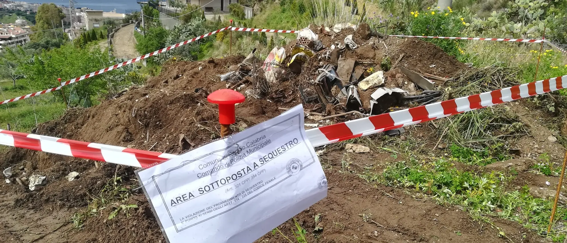 Reggio,\u00A0scoperta e sequestrata discarica abusiva di rifiuti pericolosi interrati: una denuncia\n