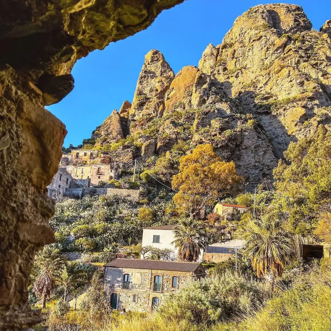 Tra le rovine, il respiro antico di Pentedattilo\n
