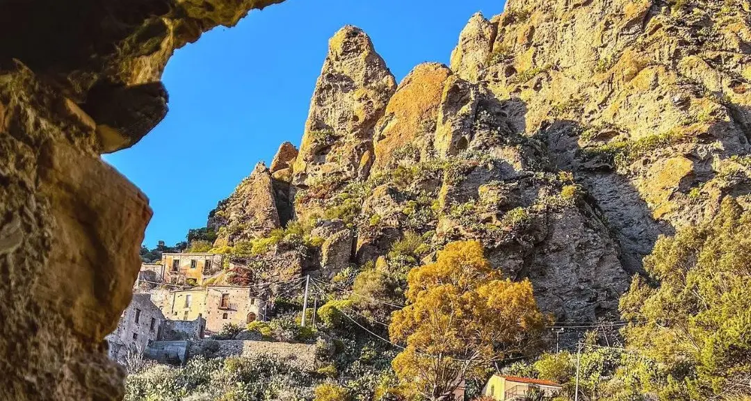 Tra le rovine, il respiro antico di Pentedattilo\n