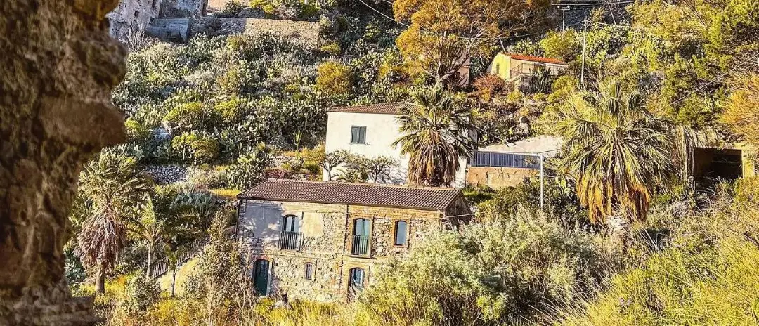 Tra le rovine, il respiro antico di Pentedattilo\n