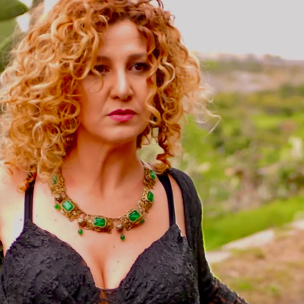 Tiziana Serraino torna con un nuovo capitolo cantautoriale: tra rock e l’anima del dialetto reggino\n