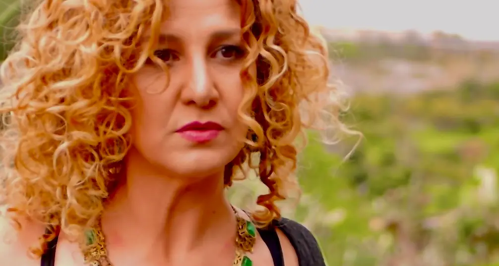 Tiziana Serraino torna con un nuovo capitolo cantautoriale: tra rock e l’anima del dialetto reggino\n