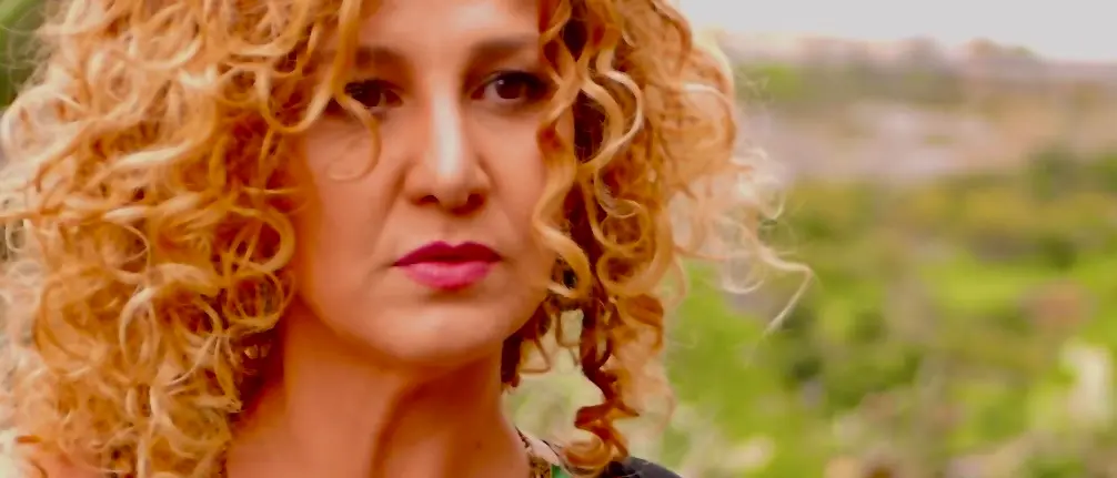 Tiziana Serraino torna con un nuovo capitolo cantautoriale: tra rock e l’anima del dialetto reggino\n