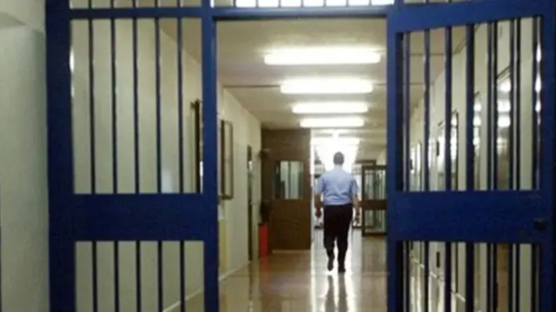 Crotone, cercava di introdurre cocaina in carcere durante l’ora di colloqui: denunciata una donna\n
