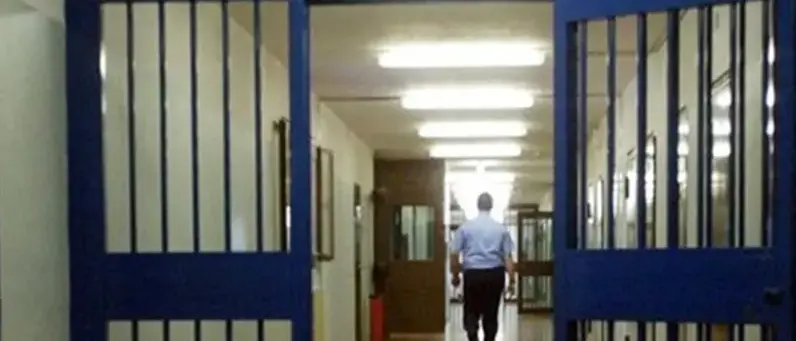 Crotone, cercava di introdurre cocaina in carcere durante l’ora di colloqui: denunciata una donna\n