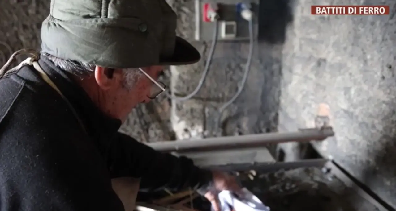 <p>Mastru Brunu, <span style=\"color:hsl(0, 75%, 60%);\">80 anni di fucina</span> e passione a Rombiolo: il fabbro vibonese racconta la sua arte</p>