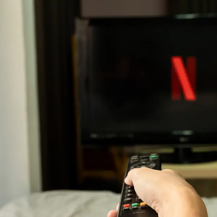 Netflix, il Tribunale di Roma boccia gli aumenti: illegittimi i rincari dal 2017 al 2024, possibili rimborsi fino a 500 euro\n