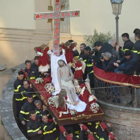 <p><span style=\"color:hsl(0, 75%, 60%);\">La Naca</span>, storia della processione che unisce Catanzaro: le confraternite e l’origine del “morzeddhu” di baccalà</p>
