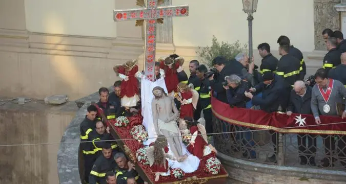 La Naca, storia della processione che unisce Catanzaro: le confraternite e l’origine del “morzeddhu” di baccalà